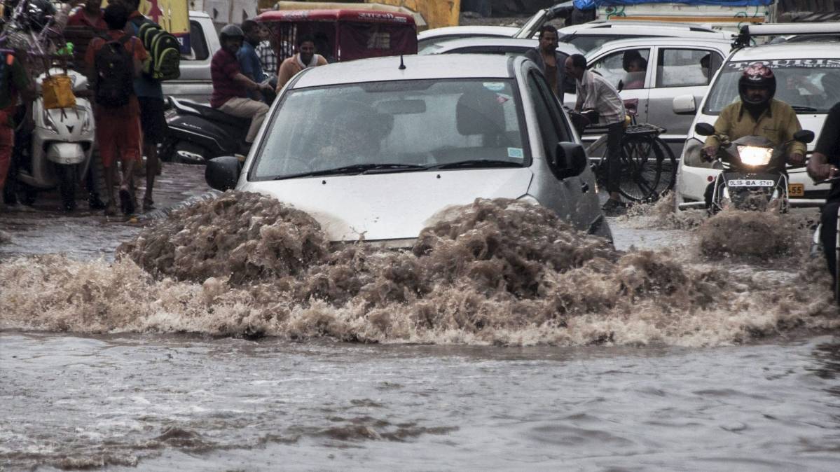 आधे हिंदुस्तान में बाढ़ से हाहाकार, बह गए बस, ट्रक और कार