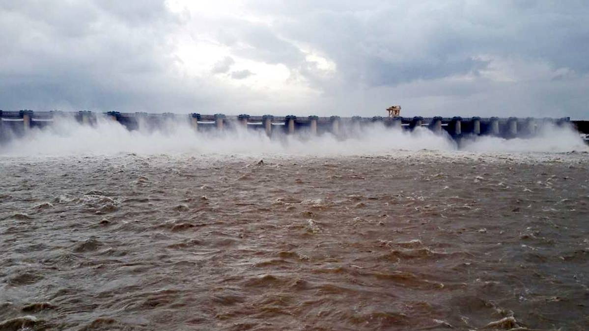 आधे देश में बाढ़