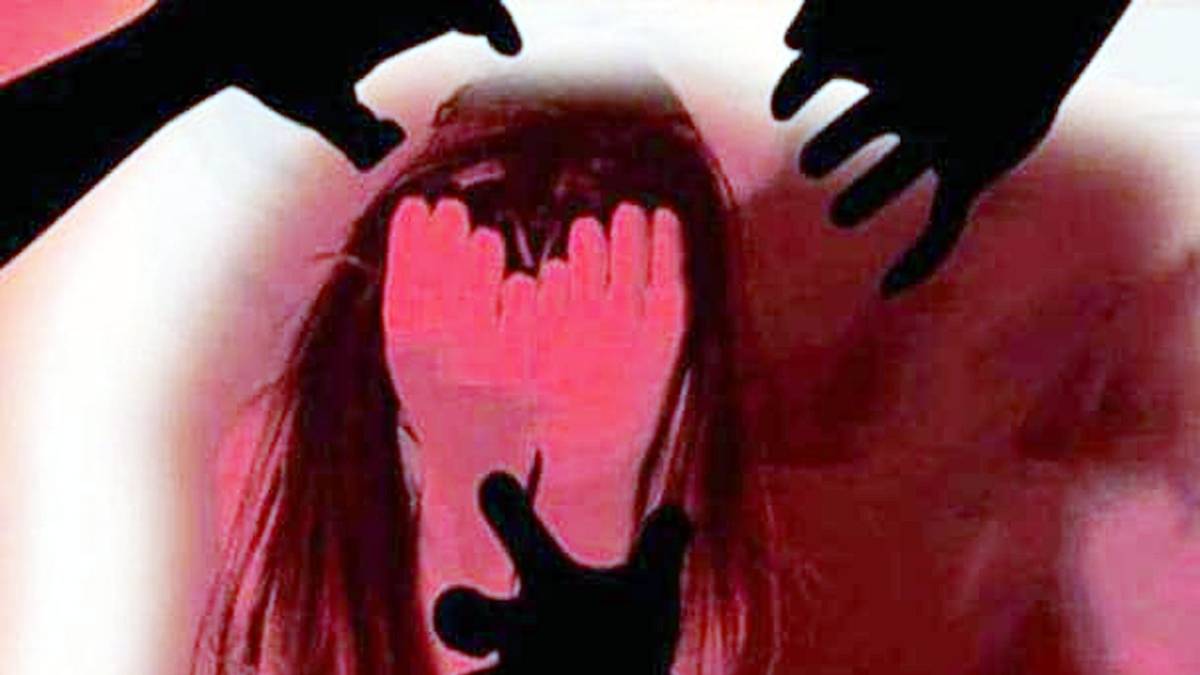 महिला के साथ गैंग रेप (प्रतीकात्मक फोटो)