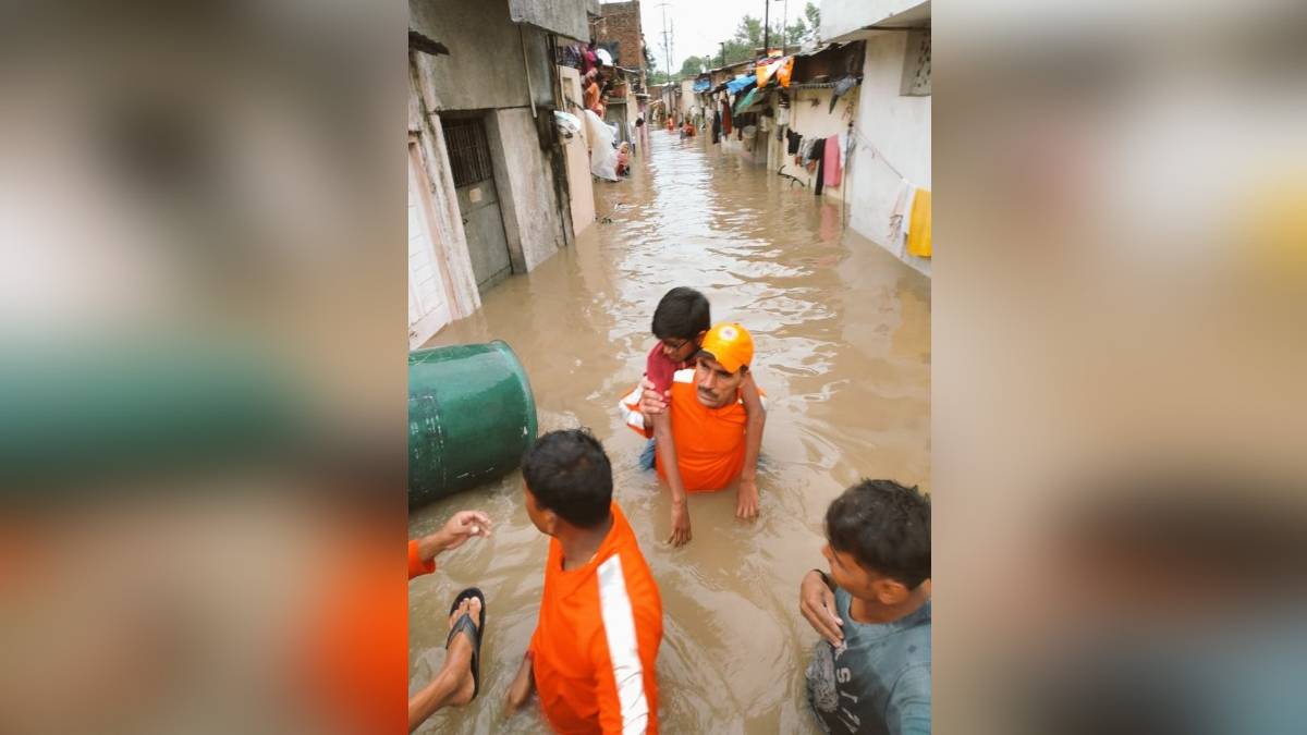 वडोदरा में बाढ़ के हालात (फोटो- IANS)