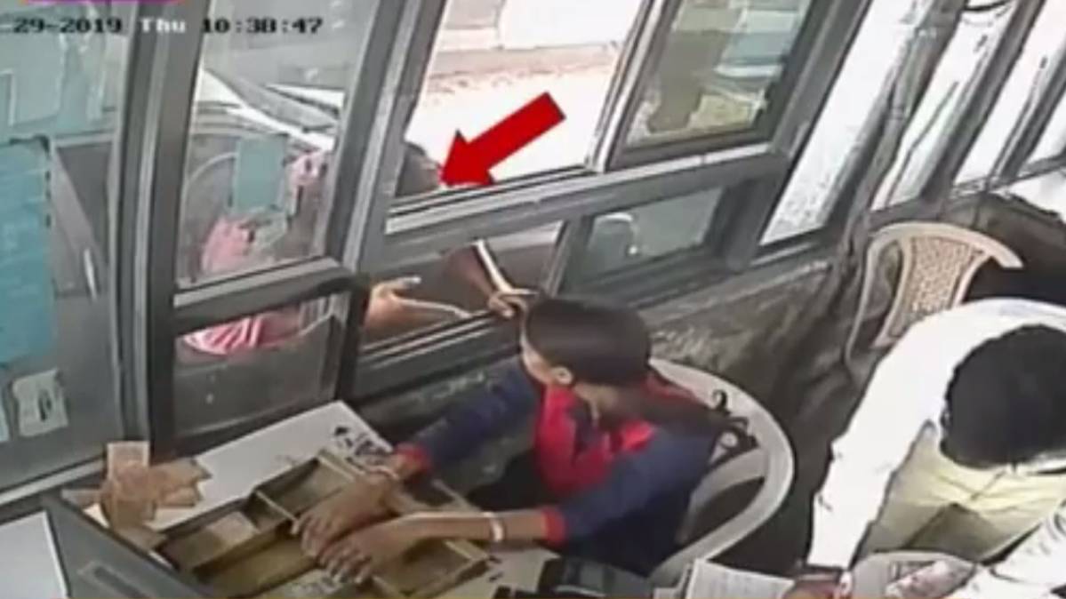 टोल बूथ पर युवती के साथ मारपीट