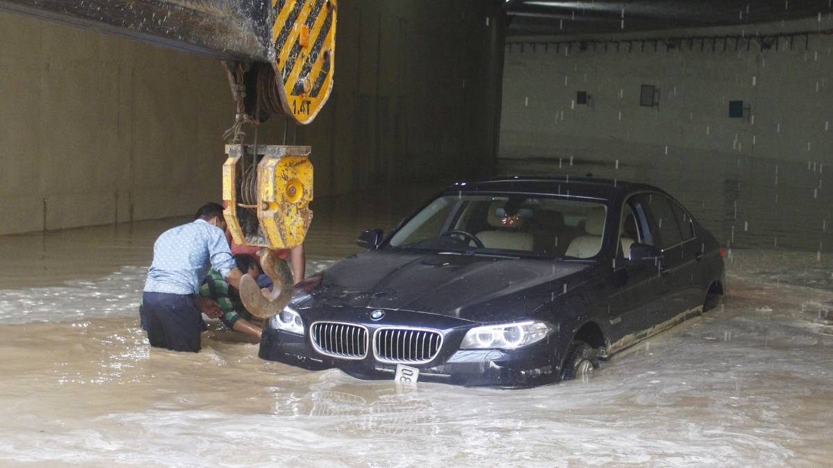 गुरुग्राम में बारिश के बाद बने हालात(फोटो-IANS)