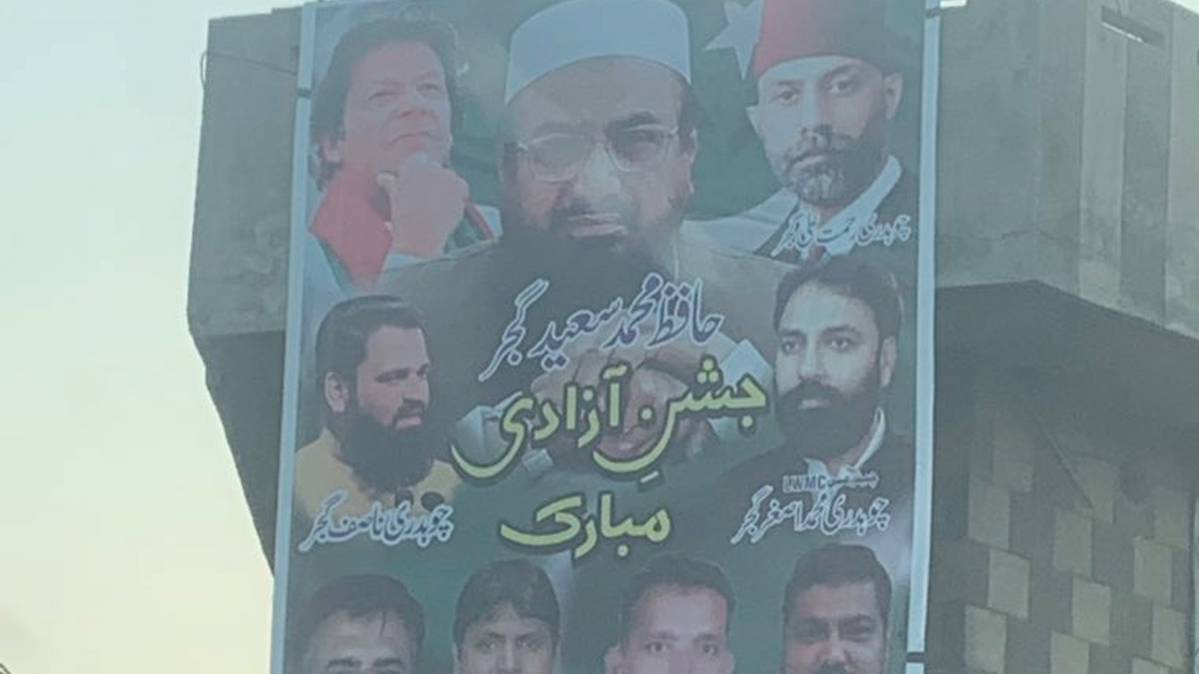 इमरान खान और आतंकी हाफ‍ि‍ज सईद के पोस्‍टर