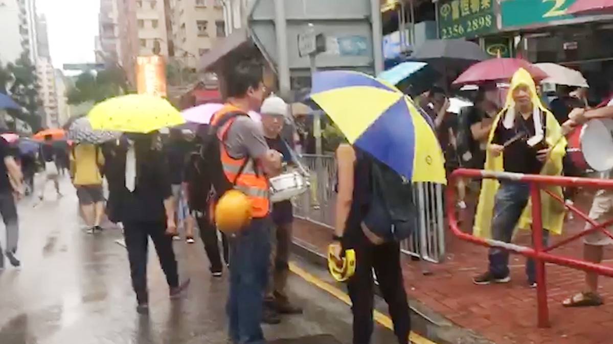 हांगकांग में सरकार के खिलाफ उग्र हुए प्रदर्शनकारी (फोटो वीडियो ग्रैब)