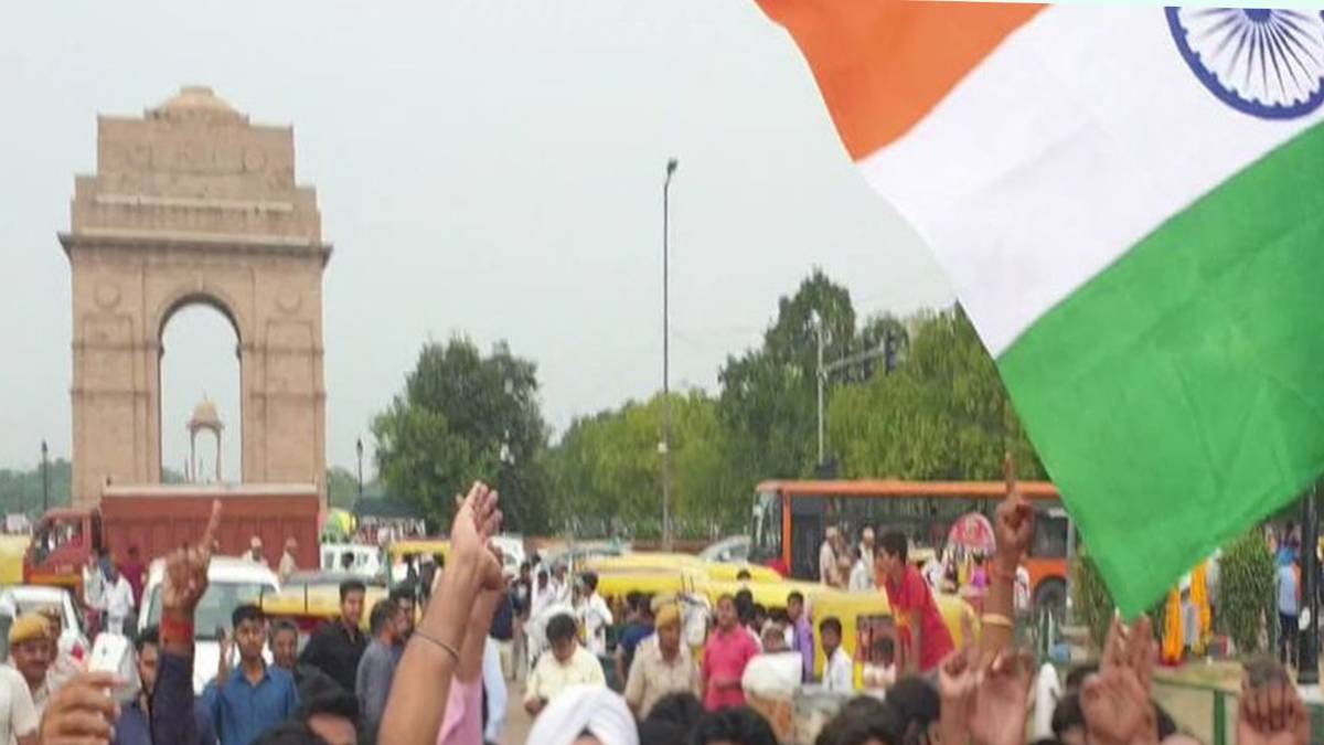 बड़ी तादाद में इंडिया गेट पहुंचे लोग