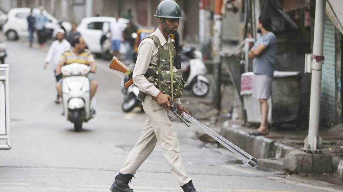 कश्मीर में हालात अब भी सामान्य नहीं(फोटो-AP)