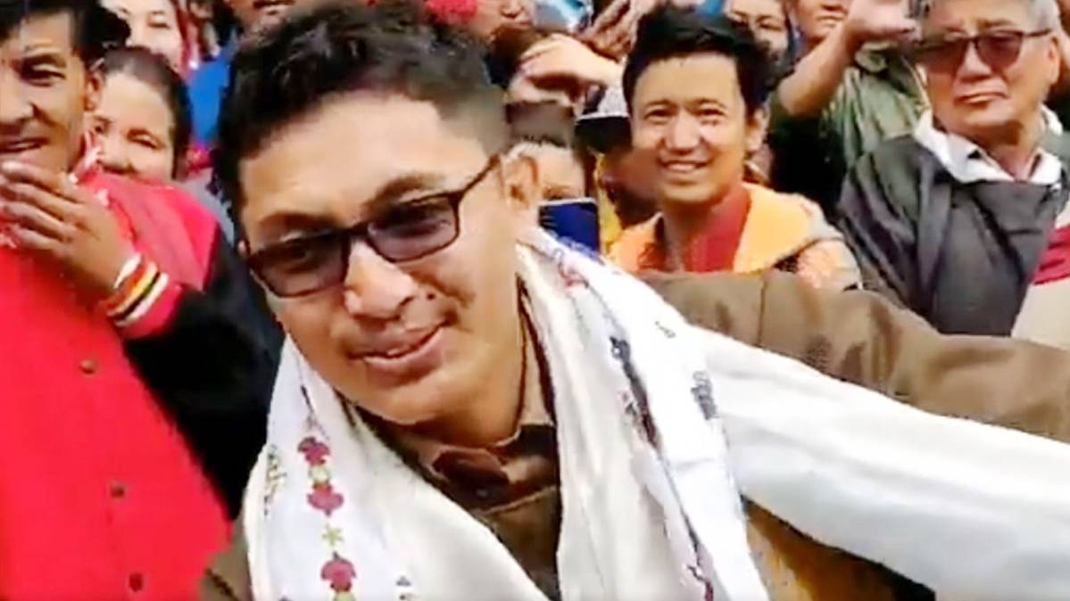 समर्थकों के साथ झूमते लद्दाख के सांसद जामयांग शेरिंग