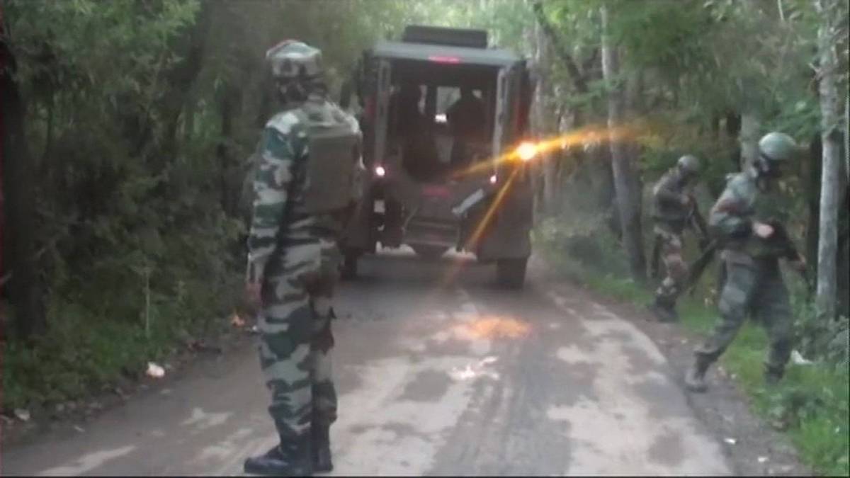 शोपियां में मठभेड़ जारी