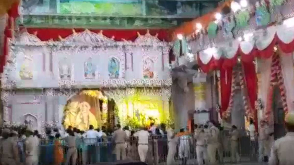 सज-धज के तैयार श्रीकृष्ण का जन्म स्थान