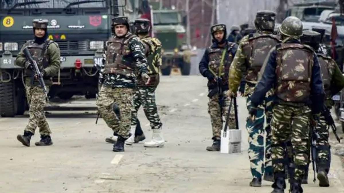 जम्मू कश्मीर में सुरक्षाबल(फाइल फोटो-PTI)