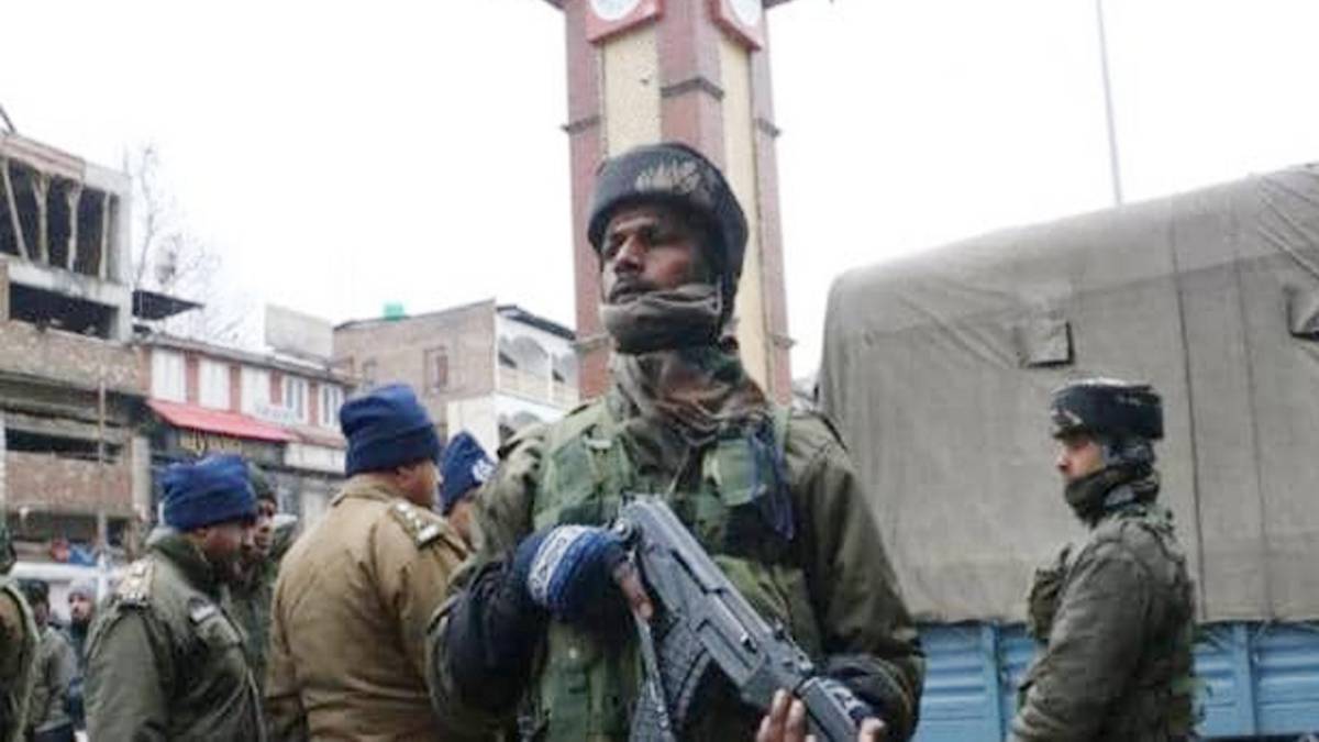 श्रीनगर के लाल चौक पर सुरक्षा चाक-चौबंद (IANS)