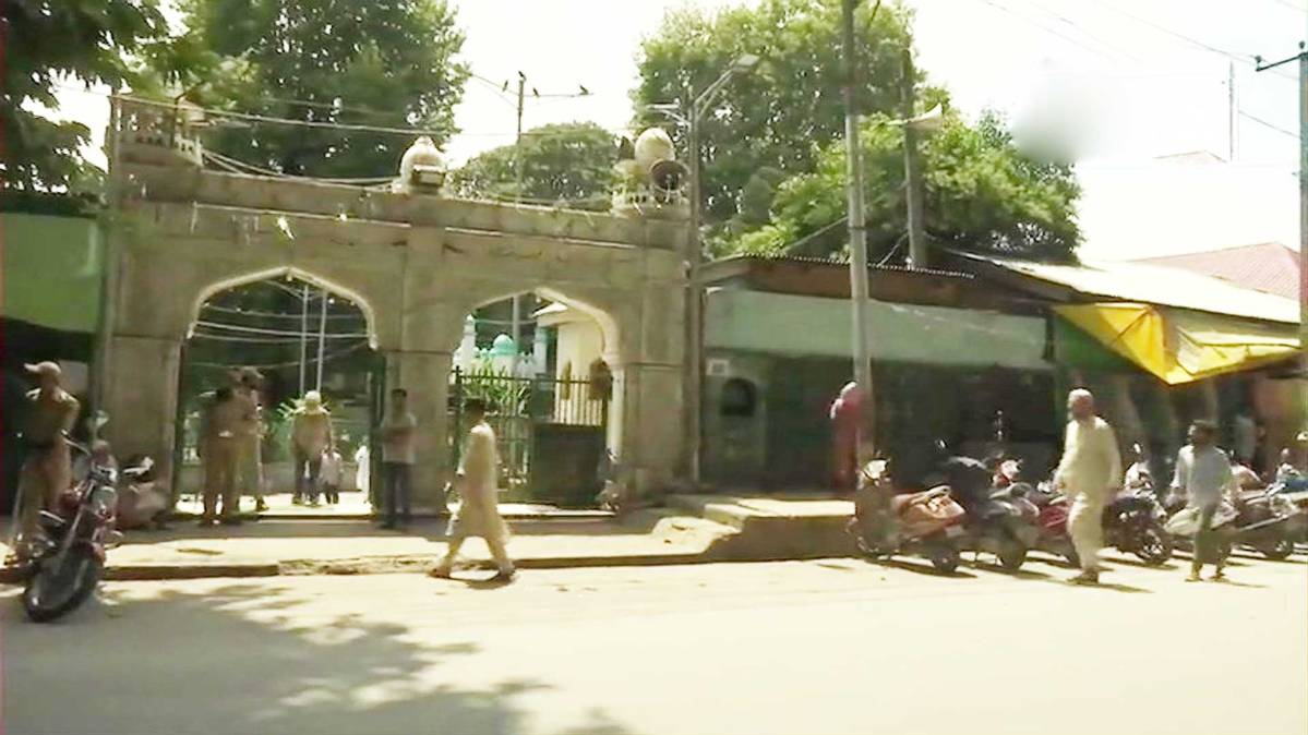 श्रीनगर के मस्जिद में शाम की नमाज पढ़ी गई (फोटो- ANI)