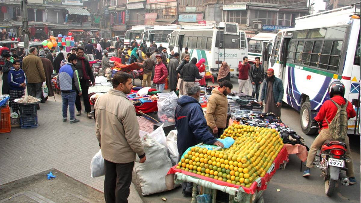 कश्मीर में सामान्य होते हालात