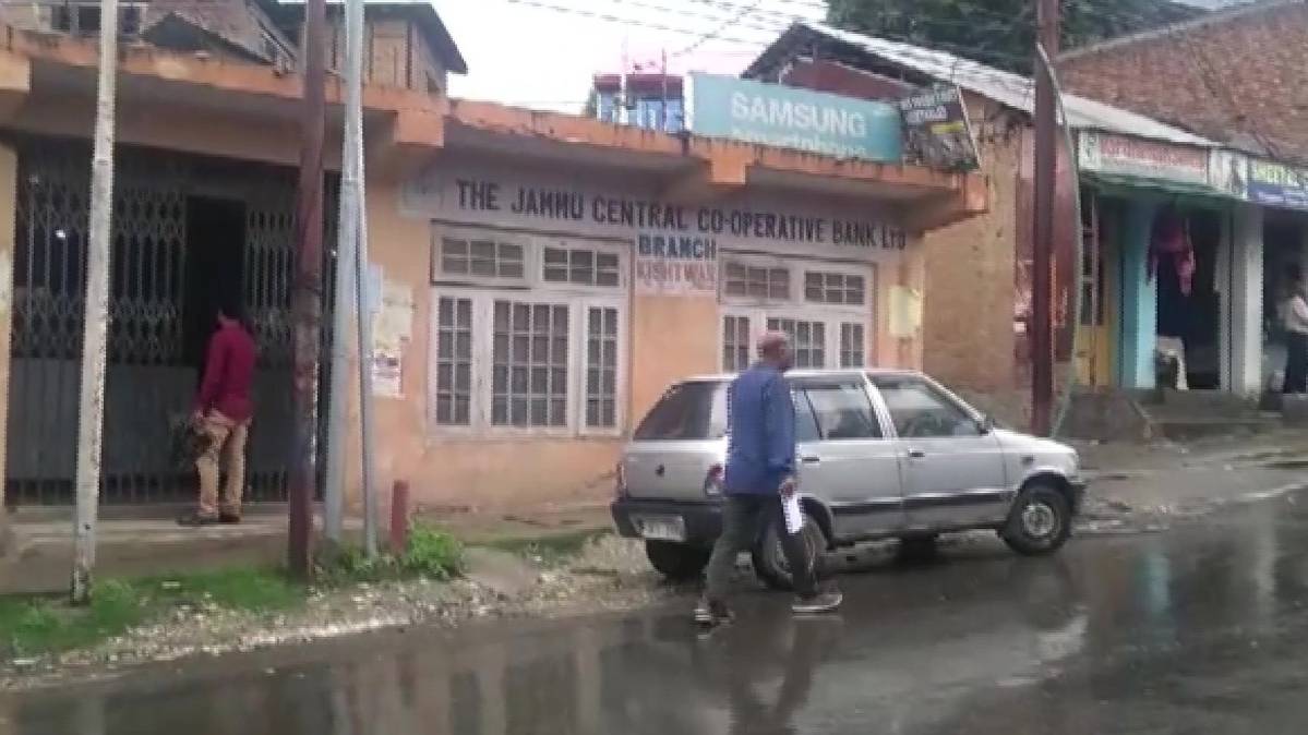 कश्मीर में हालाता होते समान्य (फोटो ANI)