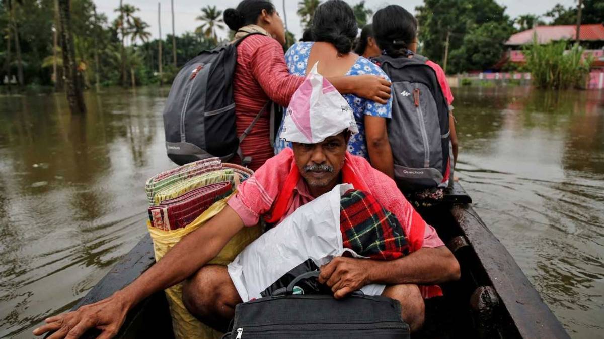 बाढ़ ने मचाई विनाशलीला, मौत का दरिया बनीं नदियां