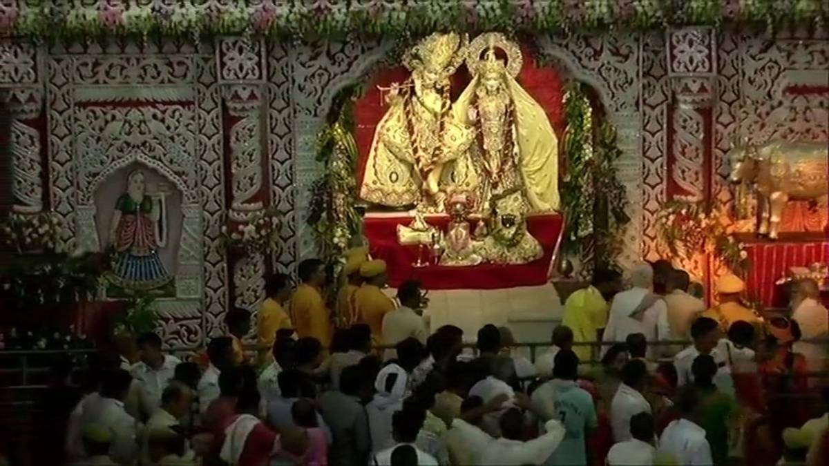 मथुरा में प्रकट हुए भगवान कृष्ण