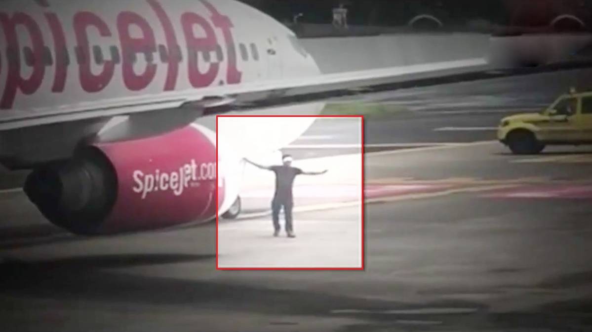 एयरक्राफ्ट के रनवे पर अचानक आया एक शख्स