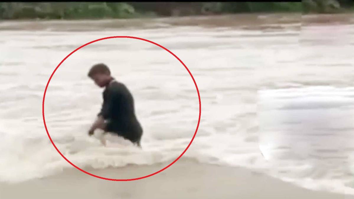 बाढ़ में फंसा युवक