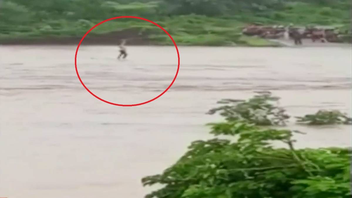 नदी में गिरा युवक