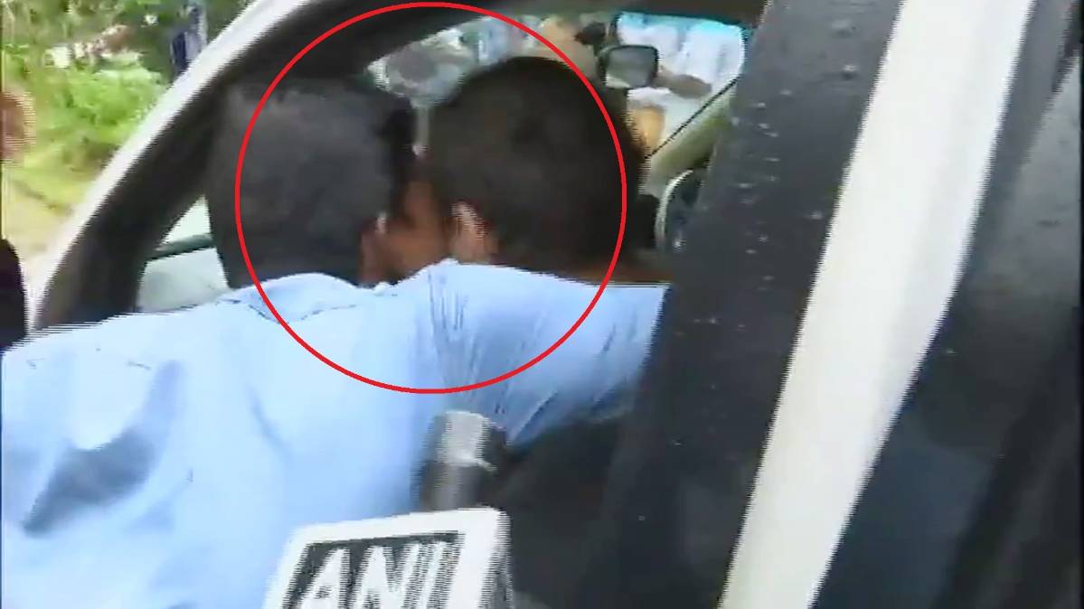 राहुल को शख्स ने किया किस (फोटो- ANI)