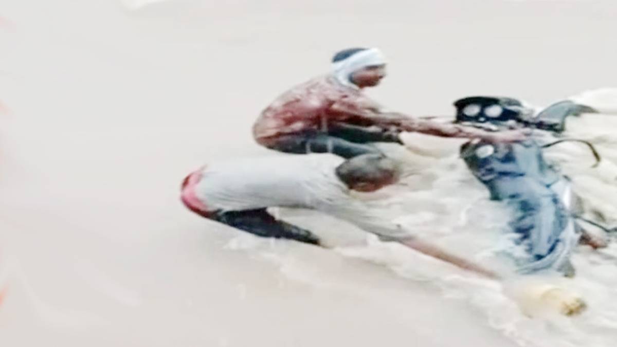 सैलाब की धार में बाइक बह रही