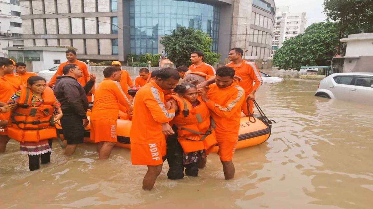 वडोदरा में रेस्क्यू ऑपरेशन में लगी NDRF (फाइल फोटो-IANS)