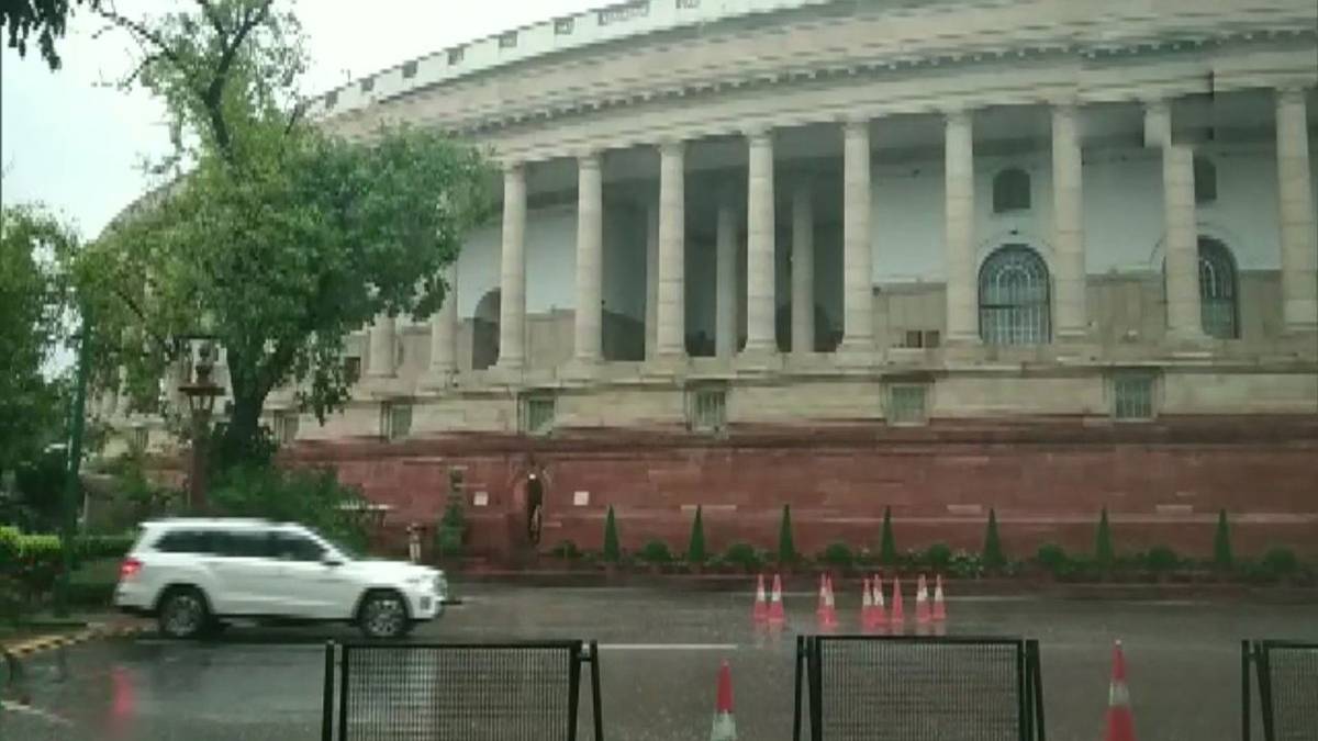 थोड़ी बारिश से ही बेहाल हुई दिल्ली