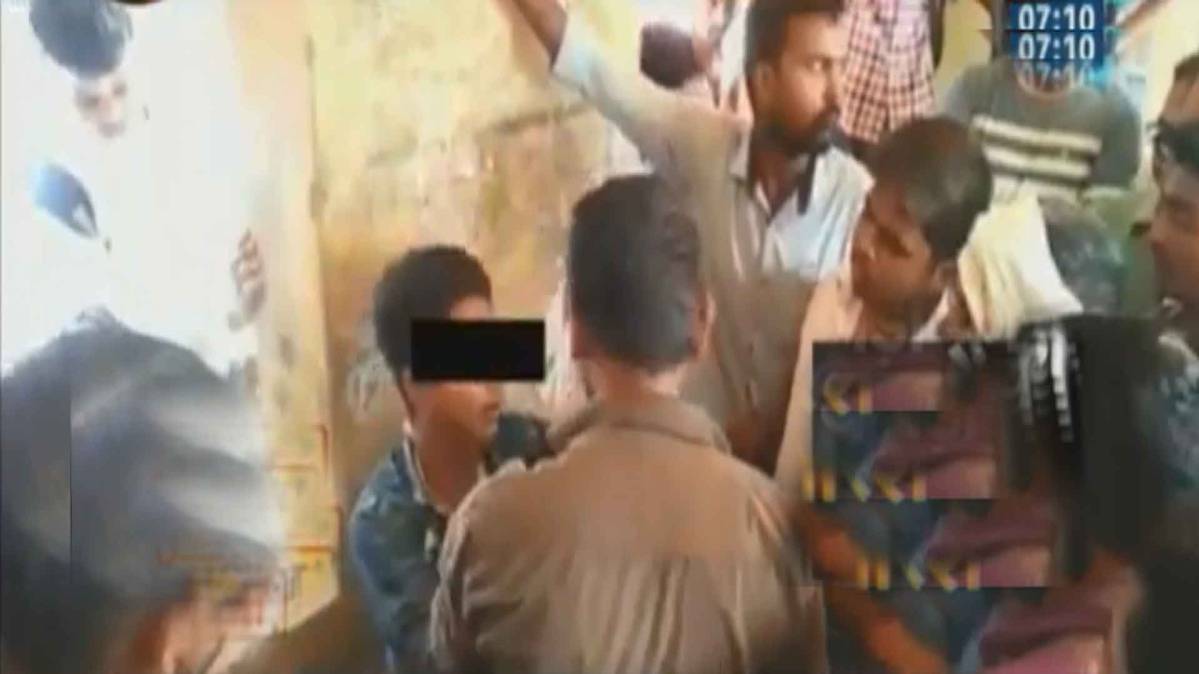 युवक पर थप्पड़ों की बारिश