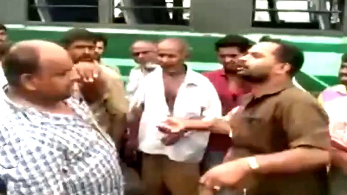 मामूली विवाद में सवारी को मारे थप्पड़, तमाशबीन बने रहे लोग (Video Grab)