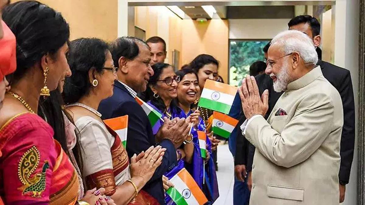 भारतीय समुदाय के लोगों के बाच मोदी (Twitter/PTI Photo)