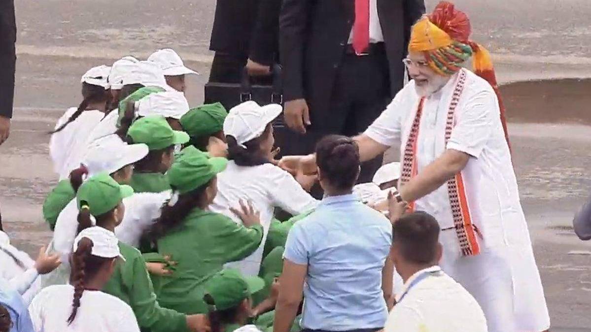 बच्चों से मिलते हुए प्रधानमंत्री नरेंद्र मोदी - फोटो : ANI