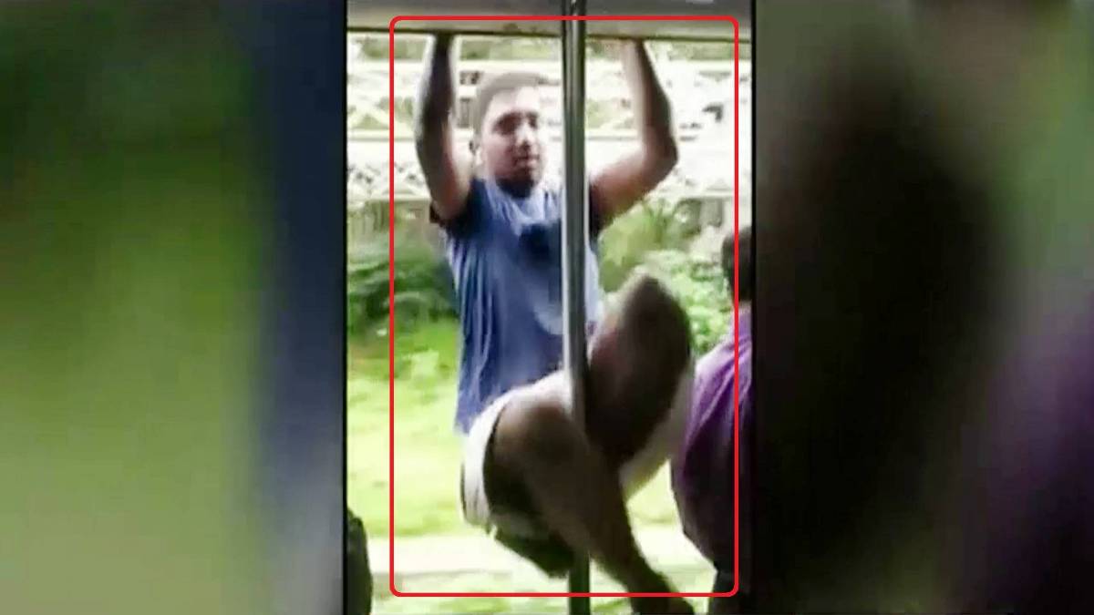 लोकल ट्रेन में लड़के का जानलेवा पोल डांस