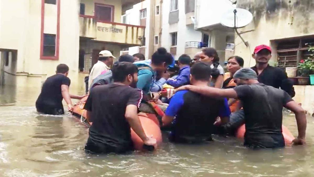 पुणे की सोसाइटी में भरा लबालब पानी (फाइल फोटो- IANS)