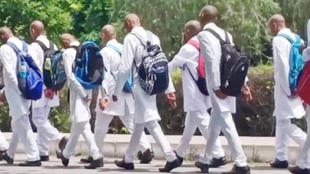 जूनियर्स से रैगिंग में कराया पोल डांस