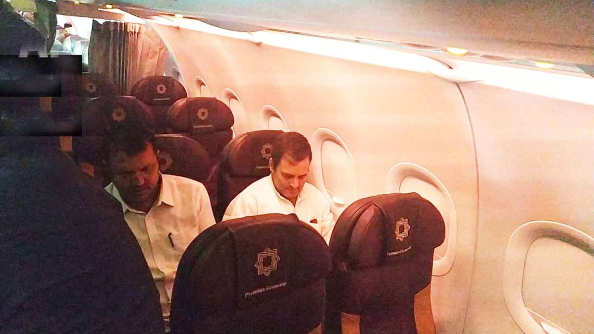 श्रीनगर जाने के लिए फ्लाइट में बैठे राहुल गांधी (फोटो-ANI)