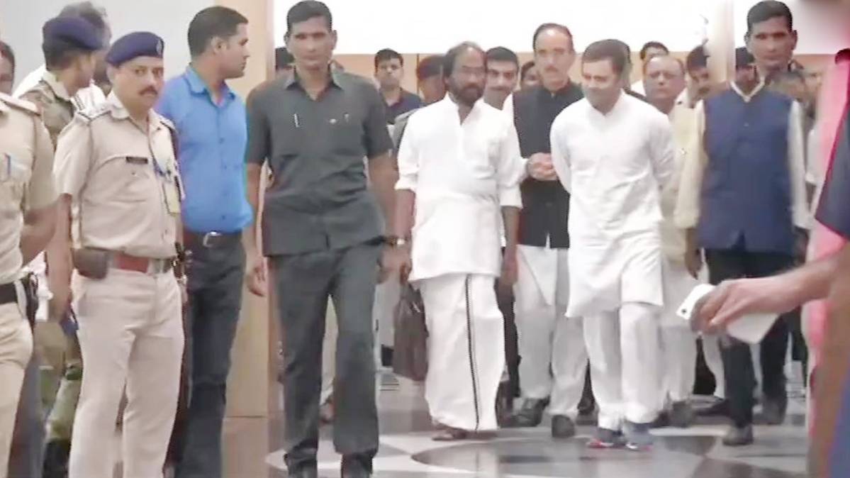 श्रीनगर एयरपोर्ट पर विपक्षी दल (फोटो-ANI)