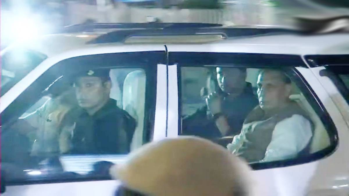 राजनाथ सिंह समेत कई मंत्री पहुंचे एम्स (फोटो-ANI)