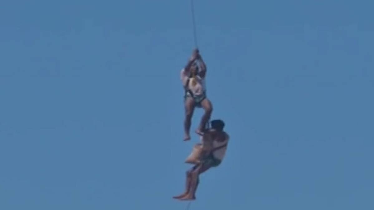 जब तवी नदी के ऊपर हवा में लटक गईं दो जान, देखें LIVE रेस्क्यू