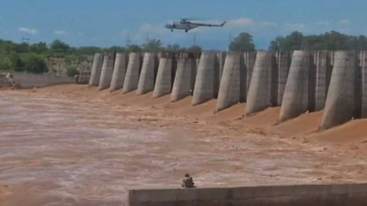 नदी के उफान में फंसे लोगों का रेस्क्यू ऑपरेशन