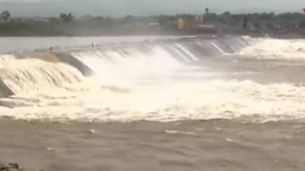 सरदार सरोवर बांध से छोड़ा गया पानी