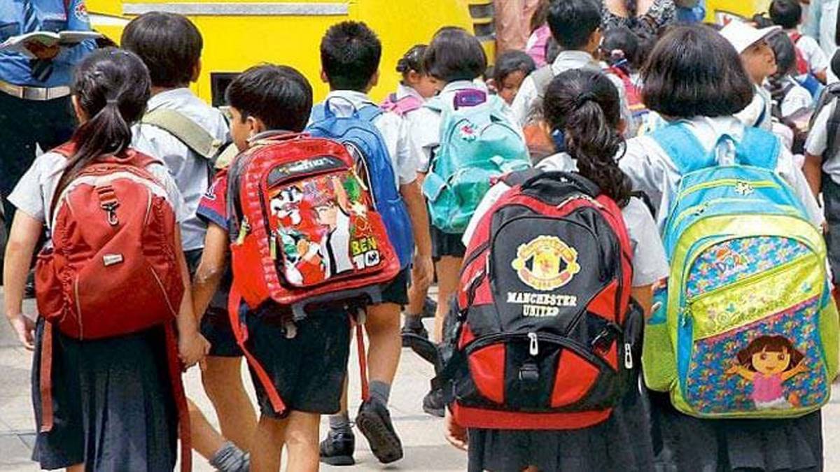 भारी स्कूल बैग ढोने को मजबूर बच्चे(सांकेतिक तस्‍वीर)