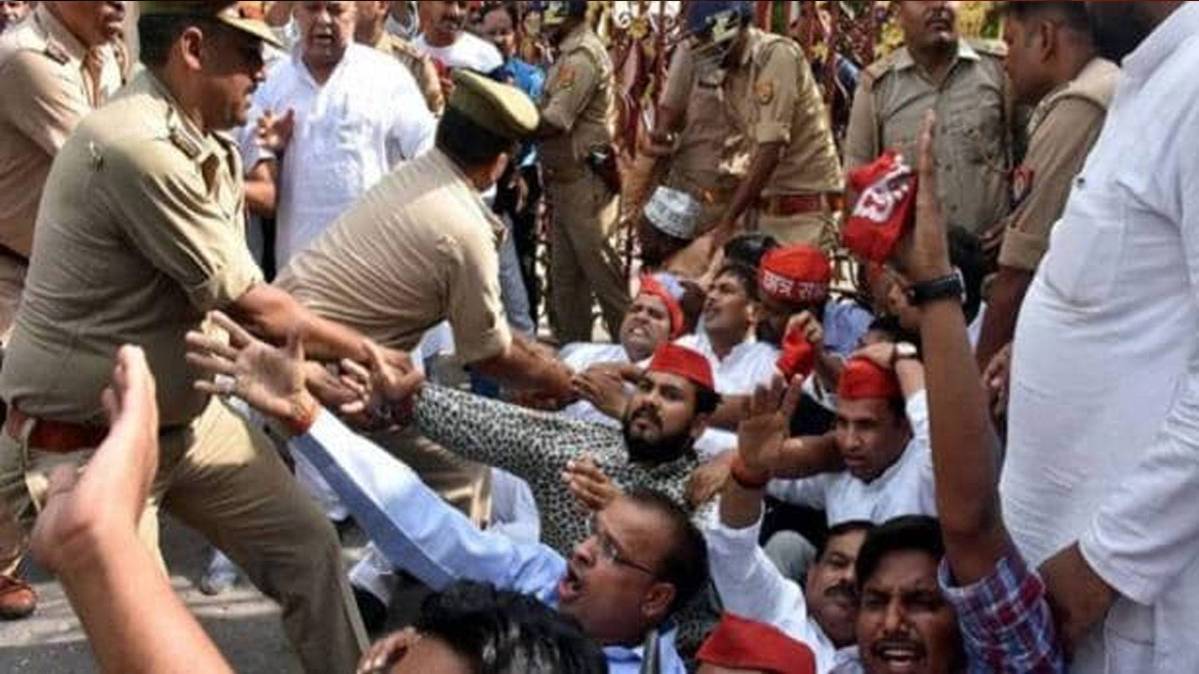 आजम खान के पक्ष में विरोध प्रदर्शन करते सपा समर्थक. (फाइल फोटो)