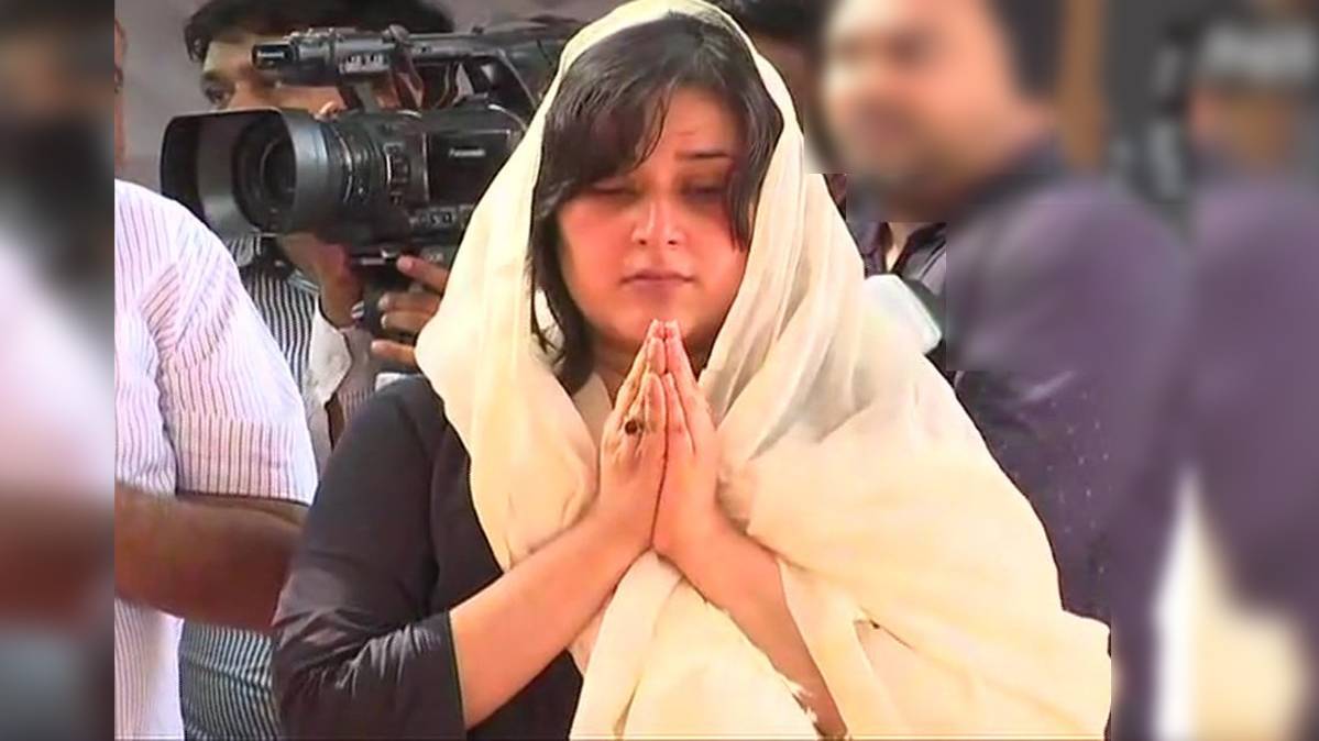 सुषमा स्‍वराज के अंतिम संस्‍कार के दौरान बेटी बांसुरी(फोटो-ANI)