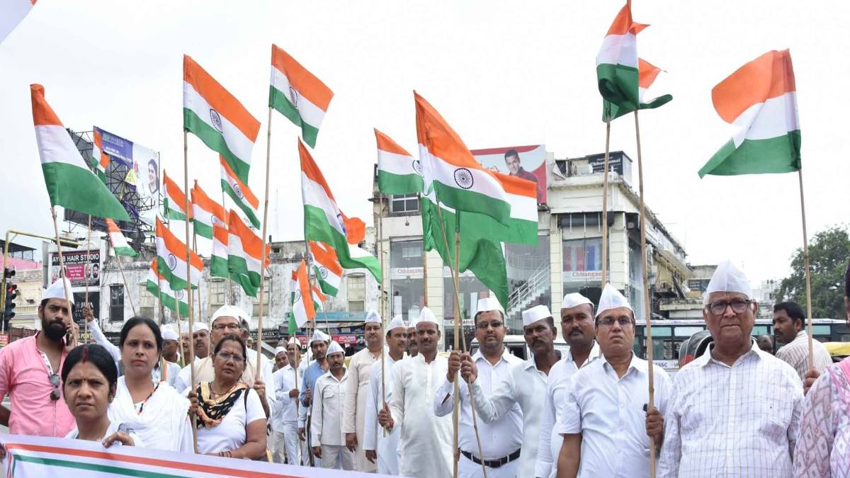 तिरंगा झंडा हाथ में पकड़े हुए लोग (फाइल फोटो-IANS)