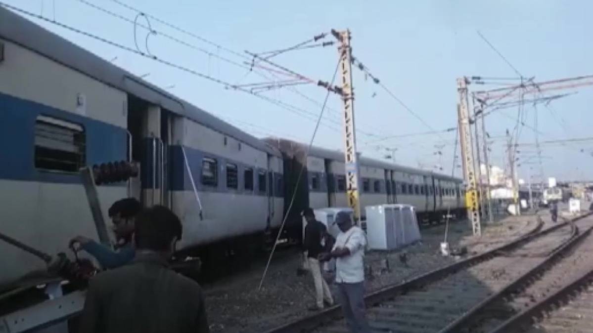 कानपुर में लोकल ट्रेन के 4 डिब्बे पटरी से उतरे (PHOTO ANI)