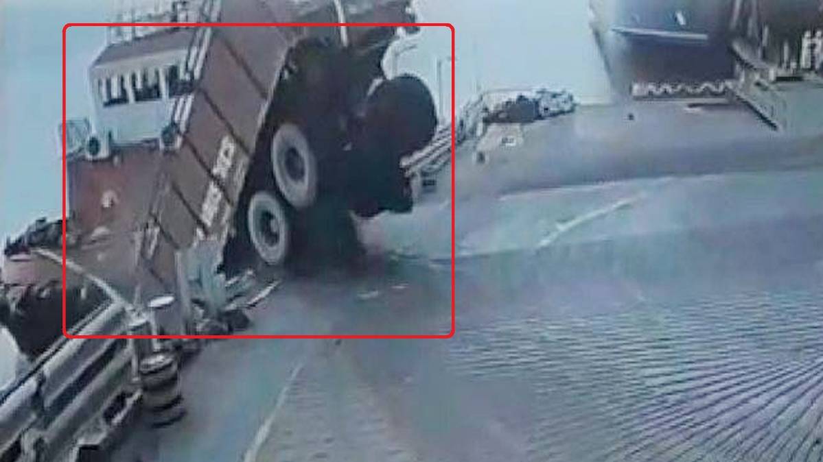 समंदर में गिरा ट्रक