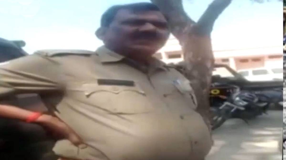 अलीगढ़ पुलिस का रिश्वत लेने वाला वीडियो वायरल