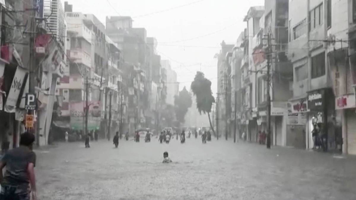 वडोदरा में बाढ़ के हालात (फोटो- ANI)