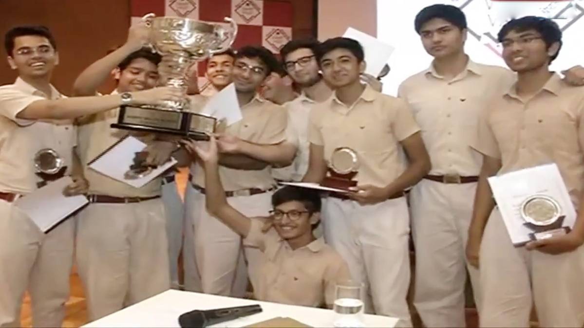 जश्न मनाते वसंत वैली स्कूल के छात्र