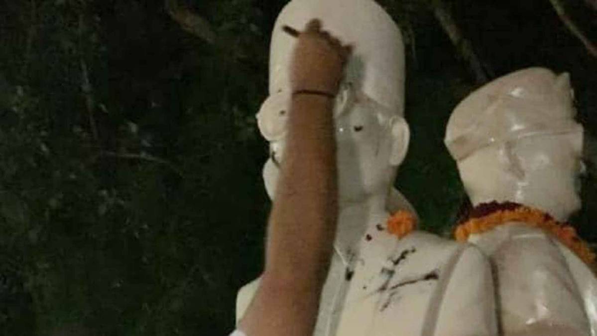 वीर सावरकर की मूर्ति का अपमान (फोटो- कुमार कुणाल)